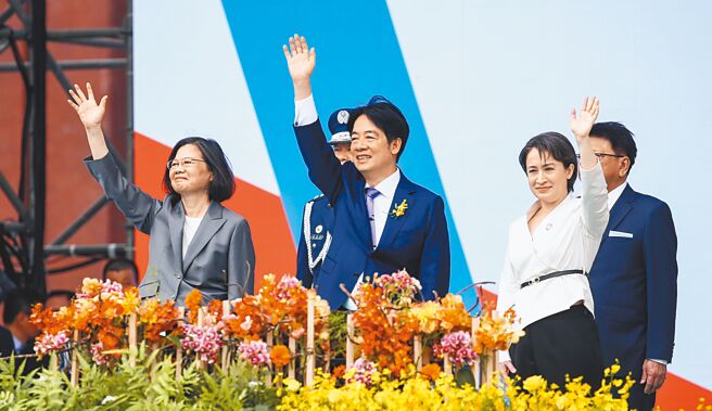 从光復节到光辉十月中华民国国号躲躲藏藏，国庆是民进党执政心中永远跨不过的坎。图为2024年5月20日，卸任的蔡英文总统（左一）与新任的赖清德总统（中）向观礼来宾致意。（本报资料照片）