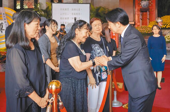 赖清德总统（右二）3日主持「中华民国113年秋祭忠烈殉职人员典礼」，祭典结束后，赖清德向烈士遗族握手致意。（总统府提供）