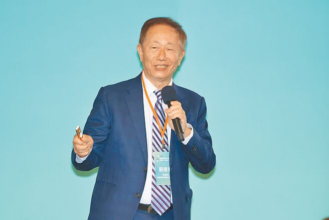 行政院经济发展委员会首次顾问会议3日登场，台积电前董事长刘德音以「从公司经营到国家的经济发展」为题演讲。（杜宜谙摄）