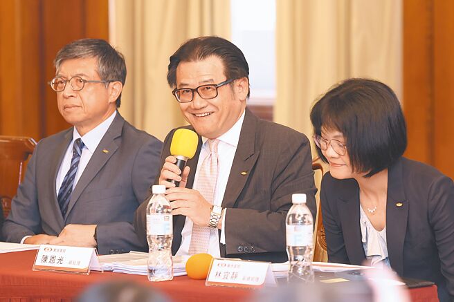 新光金3日舉辦法說會，總經理陳恩光（中）談併購。（杜宜諳攝）
