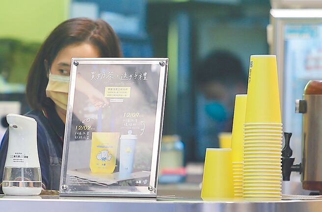 图为台北市手摇饮店落实减塑，率先于前年全面使用纸杯。（本报资料照片）