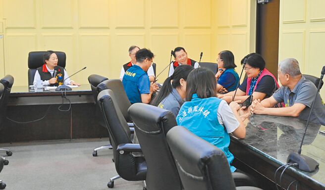 花蓮縣政府為提振內需經濟，將普發縣民每人3000元振興券，縣長徐榛蔚（左）特別與13鄉鎮市長討論發放作業流程。（花蓮縣政府提供／羅亦晽花蓮傳真）