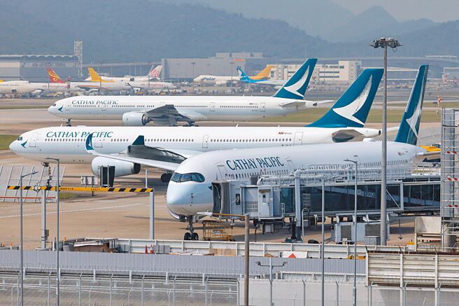 香港国泰航空2日发现全球首例A350客机引擎零部件故障。（路透）