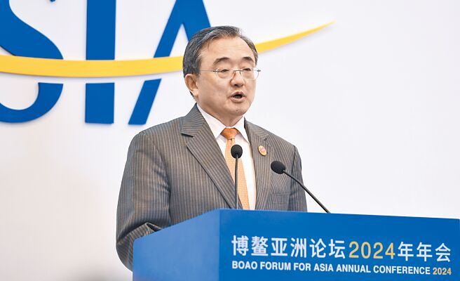 美国气候特使波德斯达将于4日至6日访问中国，与中国气候变化事务特使刘振民共同主持召开「21世纪20年代强化气候行动工作组」第二次会议。图为2024年3月，刘振民在博鳌亚洲论坛上致词。（新华社）