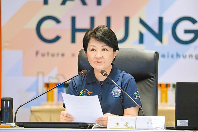 台中市政府市政會議3日審議「114年度市府總預算暨附屬單位預算案」，市長盧秀燕指出，中捷藍線明年將開工，「好孕專車」等建設與政策也會陸續展開。（林欣儀攝）