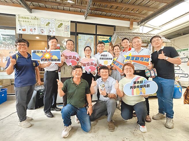 屏东10名农产相关业者看好菲律宾市场，3日在菲律宾台湾工商总会协助下自组「屏东农业队」，将装满40呎货柜的商品透过船运进军菲国4家高端连锁超市。（谢佳潾摄）