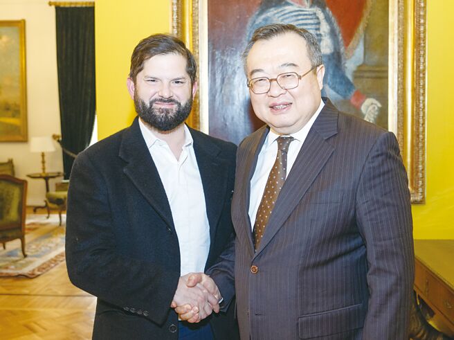 美國《國家利益》雜誌日前發表文章指出，中國正在逐步贏得「全球南方」的青睞。圖為智利總統波里奇（左）今年8月會見中共中央對外聯絡部部長劉建超。（新華社）