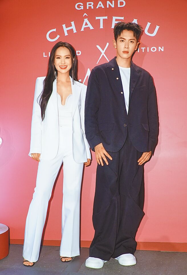 孫盛希（左）、柯震東3日一同擔任酒品活動大使。（羅永銘攝）