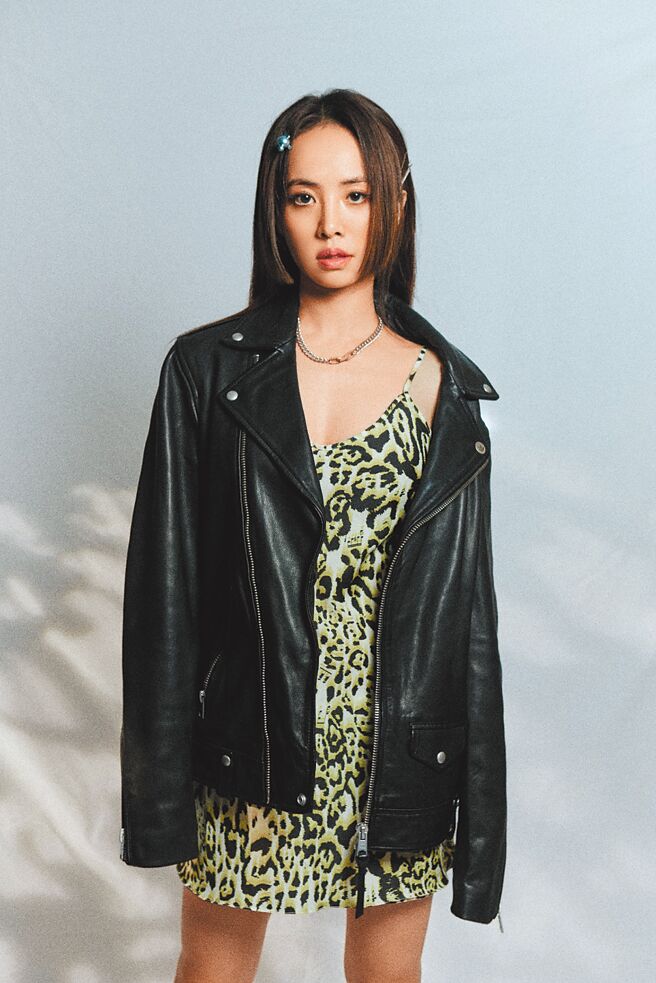 蔡依林穿上ALLSAINTS x 蔡依林 UGLY BEAUTY FINALE 慈善聯名皮衣 。（ALLSAINTS提供）