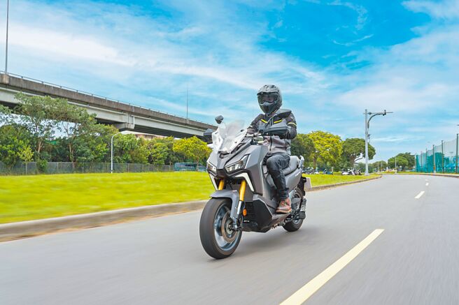 SYM ADXTG车头以仿生锐牙定位灯与阵列三睛LED头灯做出抢眼造型，此外，受惠于固锁式引擎车架、中置六连杆避震，使车身重心更加集中，碎震吸收能力与支撑性俱佳，兼具有长途巡航与越野探险的优点。（石智中摄）