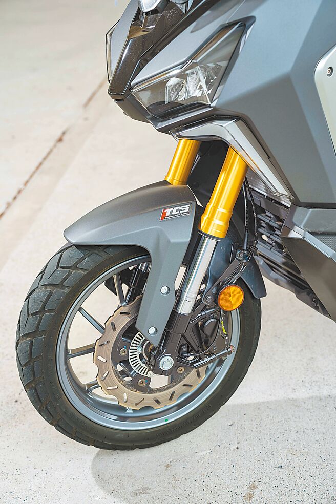 ADXTG标配双电控安全系统以确保行驶安全性。（石智中摄）