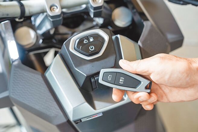 全新导入ONE TOUCH免钥匙启动系统与SMART感应钥匙。（石智中摄）