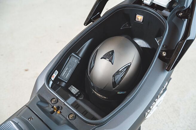 32L置物厢可轻松收纳安全帽与随身小物。（石智中摄）