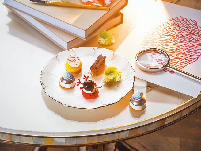 行政西点主厨赵崇曦以秘境瑰宝所呈现的自然之美为灵感，演绎色彩斑斓的艺术甜点盛宴。（台北文华东方酒店提供）
