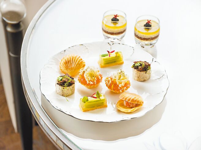 行政主厨冯俊杰精选如藜麦、青芦笋等健康清爽食材，搭配以黑松露、鲑鱼卵等，巧妙创作多款咸香迷人小点。（台北文华东方酒店提供）