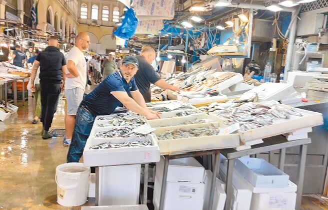 雅典中央市場洋溢著紛鬧熙攘的氛圍和五味雜陳的市井氣息，卻讓人有置身於台灣傳統菜市場的錯覺。（林良姿攝）