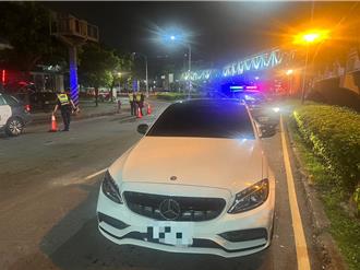 网购假车牌挂宾士车趴趴走    三重警眼尖识破 