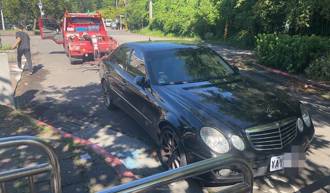 賓士車違停遭舉發 警查無車牌資料將車主送辦