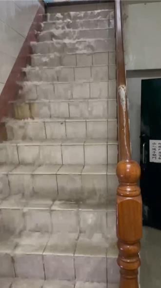 台南暴雨积水倒灌住宅大楼 地下室现「梯瀑」逾2千户停电