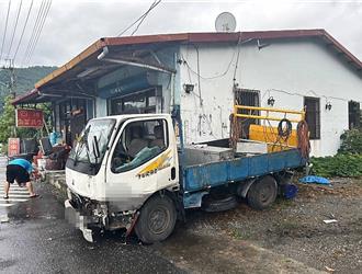 魔羯颱風外圍環流影響！ 台東男子駕車自撞電線桿輕傷