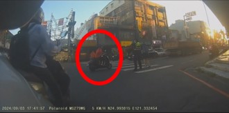 桃園老屁孩騎車「未禮讓行人」想硬闖遭攔下　網：當警察是塑膠的嗎？