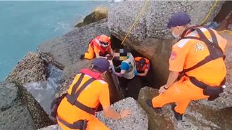 澎湖外垵漁港外垂釣不慎失足　釣客墜落2米深消波塊底被救起送醫