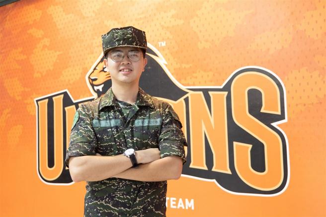 擔任開球嘉賓的國軍楷模、陸戰隊指揮部工兵官胡少校。（記者陳怡璿攝）