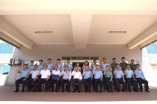  中秋佳節將至，中華民國軍人之友社榮譽理事長李棟樑昨日率敬軍團，前往北部海、空軍山區偏遠單位，實施秋節敬軍慰問，感謝駐防官兵全天候守護我海、空域安全，捍衛國家主權。（記者黃迪明攝）