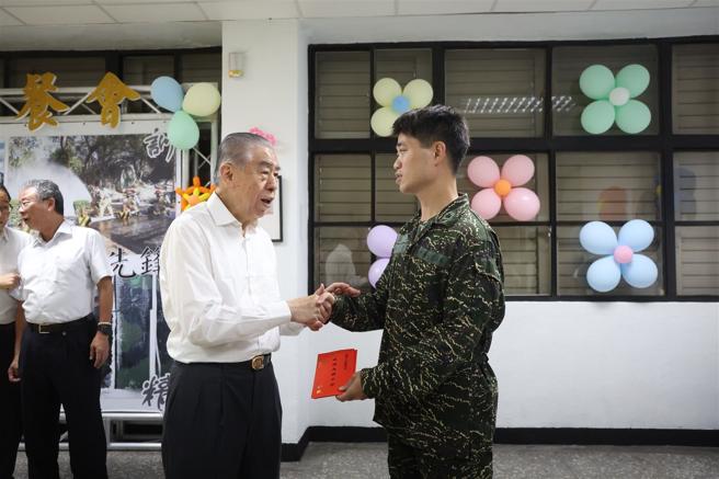  中秋佳節將至，中華民國軍人之友社榮譽理事長李棟樑昨日率敬軍團，前往北部海、空軍山區偏遠單位，實施秋節敬軍慰問，感謝駐防官兵全天候守護我海、空域安全，捍衛國家主權。（記者黃迪明攝）