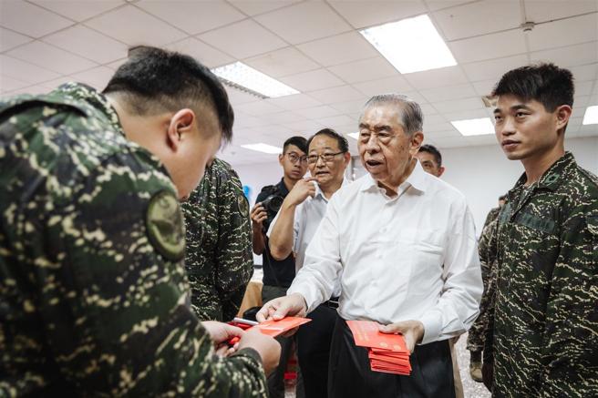 李棟樑於秋節前慰問官兵。（軍聞社記者陳彥樺攝）