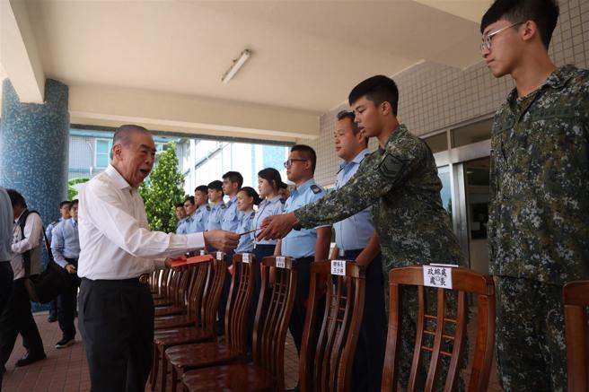  李棟樑慰勉官兵值勤辛勞，向國軍守護家園的奉獻，致上最高敬意。（記者黃迪明攝）