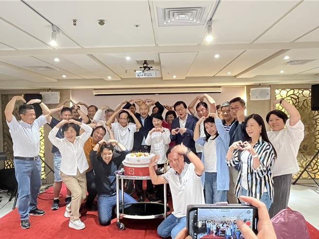 立委顏宽恒与父亲顏清标，4日晚间在苗栗县苑里镇偏远山区一家高级饭店，邀请立法院长韩国瑜、台中市长卢秀燕以及40余名国名民党籍立委餐叙，地主苗栗县长锺东锦及立委邱镇军也应邀出席。（读者提供／谢明俊苗栗传真）