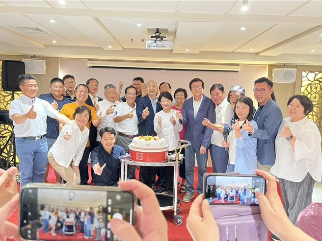 立委顏宽恒与父亲顏清标，4日晚间在苗栗县苑里镇偏远山区一家高级饭店，邀请立法院长韩国瑜、台中市长卢秀燕以及40余名国名民党籍立委餐叙，地主苗栗县长锺东锦及立委邱镇军也应邀出席。（读者提供／谢明俊苗栗传真）