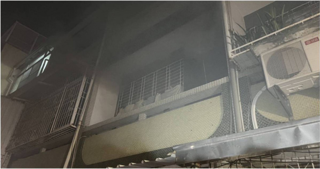 台南民宅凌晨火警！大量濃煙高竄，73歲婦人受困獲救送醫。(翻攝自記者爆料網)
