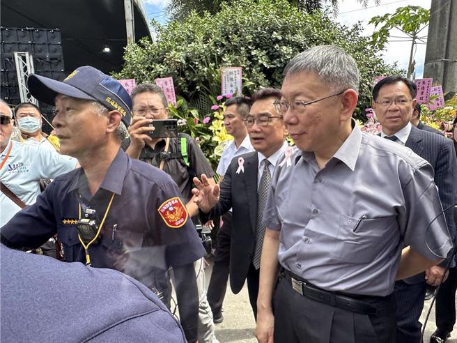 民眾党主席柯文哲到花莲参与国民党团总召傅昆萁母亲的出殡追思。（资料照,王志伟摄）