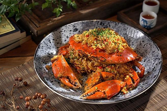 君品酒店〈颐宫〉中餐厅〈沙母炒糯米饭〉以鲜美鸡高汤蒸煮，融合了香浓的蟹黄，口感细致甜美。图／君品酒店