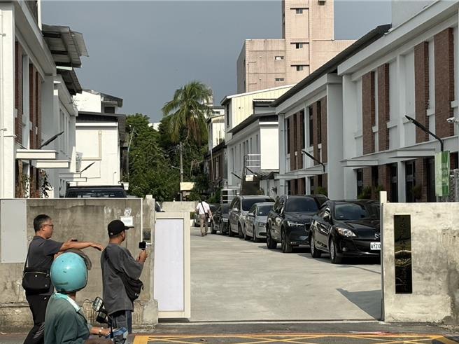 台中地检署4日指挥廉政署中调组、警政署政风室大动作到中市4个分局所属单位带回20名员警，其中12名为嫌疑人、9名列证人。（冯惠宜摄）