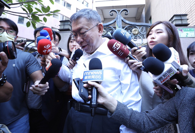 台北市前市长柯文哲（见图）从被北检声押到北院裁定请回，检方提抗告成功，高院撤销原裁定、发回北院，5日一早柯文哲于住家出门，对于媒体提问不愿发表谈话，随即上车。（陈俊吉摄）