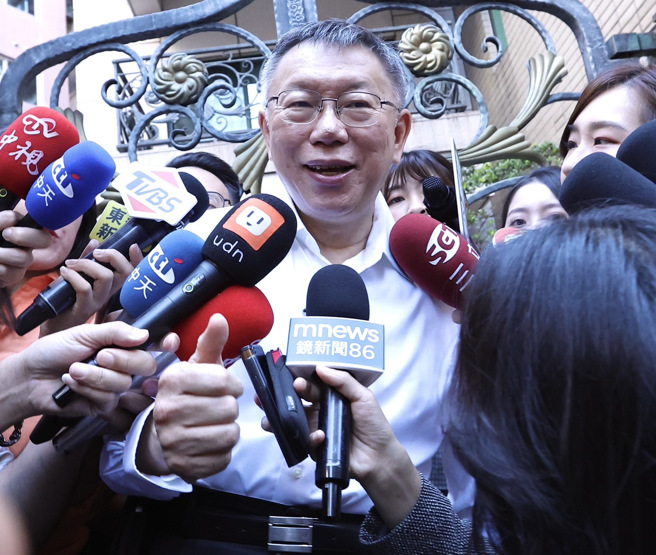 台北市前市长柯文哲（见图）从被北检声押到北院裁定请回，检方提抗告成功，高院撤销原裁定、发回北院，5日一早柯文哲于住家出门，对于媒体提问不愿发表谈话，随即上车。（陈俊吉摄）