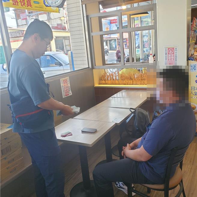 黄姓车手3日拿到提款卡后前往超商ATM提领现金，因一再重复提领行为可疑，民眾怀疑有异报警，警方获报火速赶往现场，当场查获仍在领钱中的吴男。（警方提供／叶静美彰化传真）