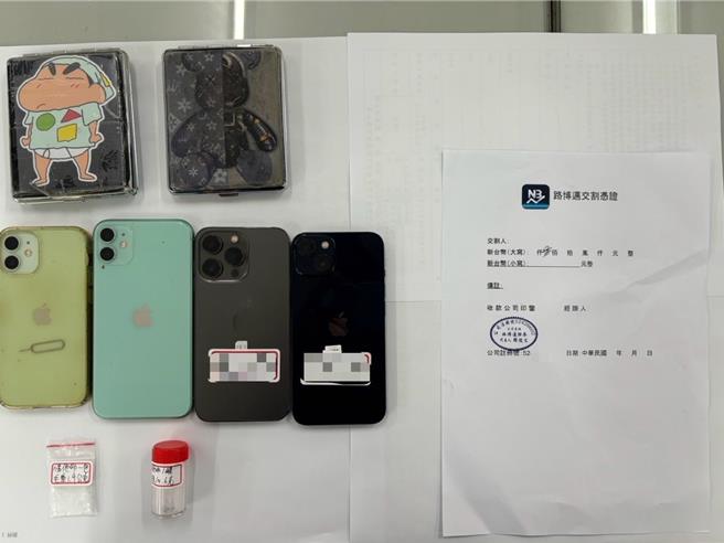  警方在2人身上分別查獲詐欺犯罪時所用的手機，另在其身上查獲愷他命、K盤等贓證物，全案以詐欺、毒品罪嫌，將2人移送偵辦。（大甲警分局提供／張妍溱台中傳真）