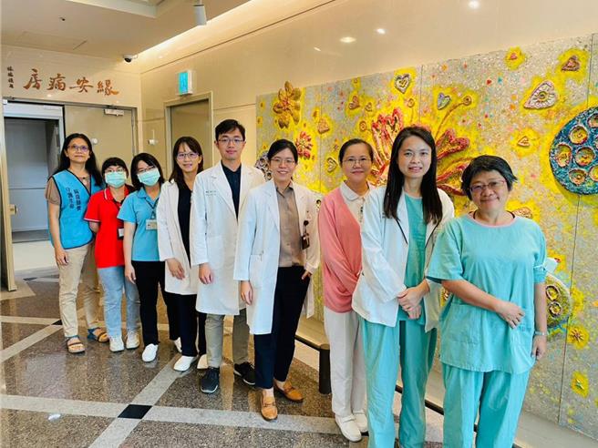 台南市立安南醫院安寧病房主任吳雅琦（右四）帶領醫院的居家安寧照護團隊。（台南市立安南醫院提供／程炳璋台南傳真）