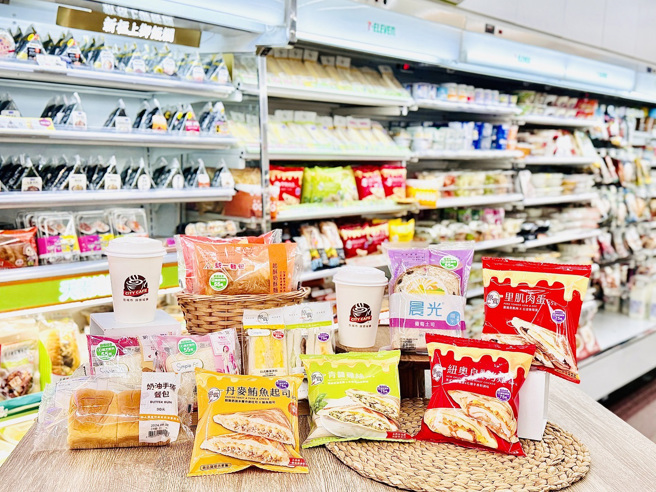 一名网友到7-11买咖啡时，突然被店员告知可免费带走一个麵包，让她笑说莫名触发了「隐藏机制」。（7-11提供／朱世凯台北传真）