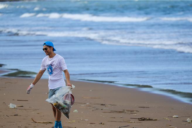 徐恺号召粉丝净滩。（亮棠文创提供）