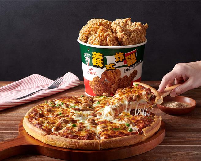 「拿坡里披萨．炸鸡」周年庆推出披萨、5块炸鸡特价199元；「拿坡里炸鸡专卖店」则有「脆皮战斧综合桶」买1送1优惠。（三商餐饮提供／朱世凯台北传真）