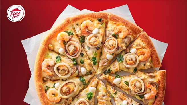 必胜客首创推出外带买大送大「分P取」服务，让顾客能自由选择时间分批领取第二个比萨，还能线上转赠给好友。（必胜客提供／朱世凯台北传真）