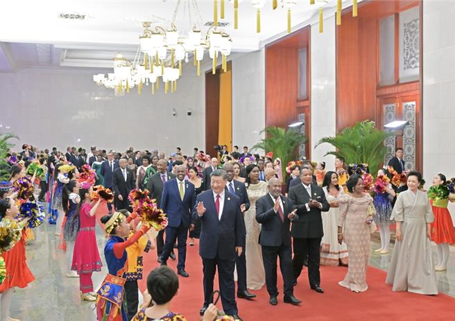 9月4日晚，大陸國家主席習近平和夫人彭麗媛在北京人民大會堂舉行宴會，歡迎來華出席中非合作論壇北京峰會的非方及國際貴賓。（摘自新華網）