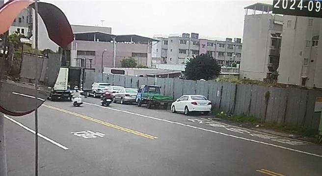 台中太平区大兴路与大兴11街口昨（4日）近午发生一物流车行进间后车门突开启打到路边停车的骑士。（民眾提供／冯惠宜台中传真）