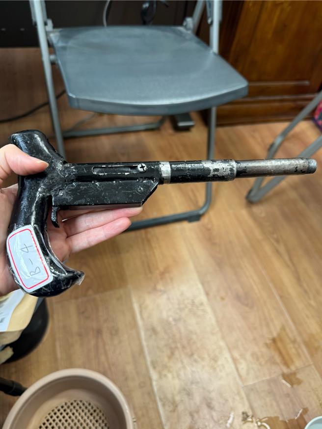 雲林地檢署5日表示查獲陳男自製柺杖槍（見圖）、鋼筆槍，如同日常生活用品，傷人於無形之間，向雲林地方法院聲請羈押禁見陳男獲准。（雲林地檢署提供／張朝欣雲林傳真）