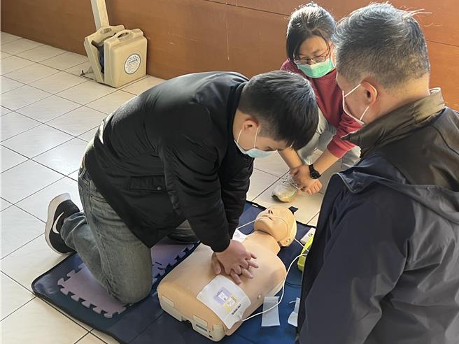 及時搶救寶貴生命，新北市為市民開設急救技能（CPR＋AED）訓練簡易版免費課程，今年預計訓練3萬人次。（新北市衛生局提供）